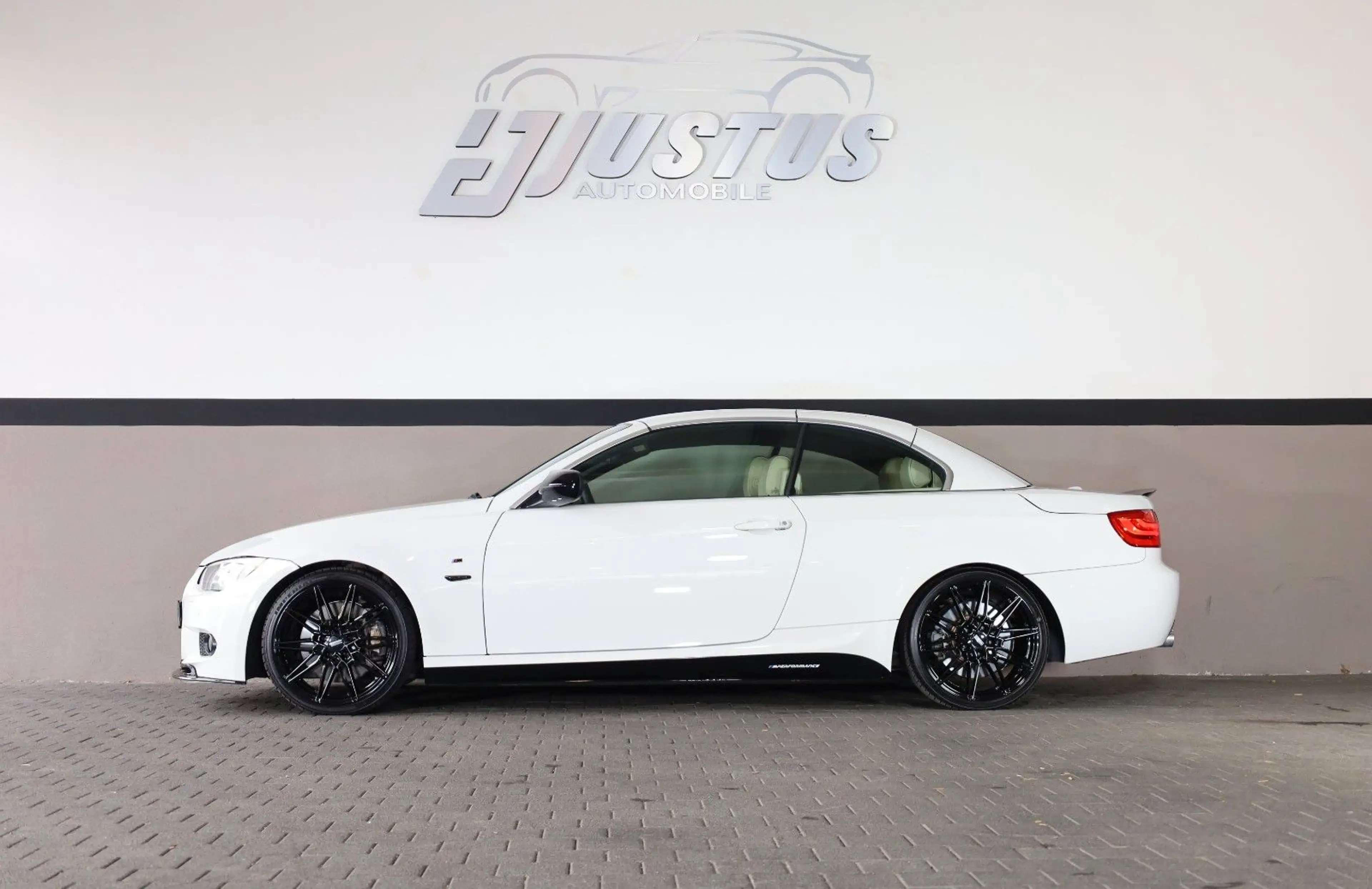 BMW 335 i Cabrio/XENON/SHZ/TEMPOMAT/BTH/NAVI/R19 — photo 3