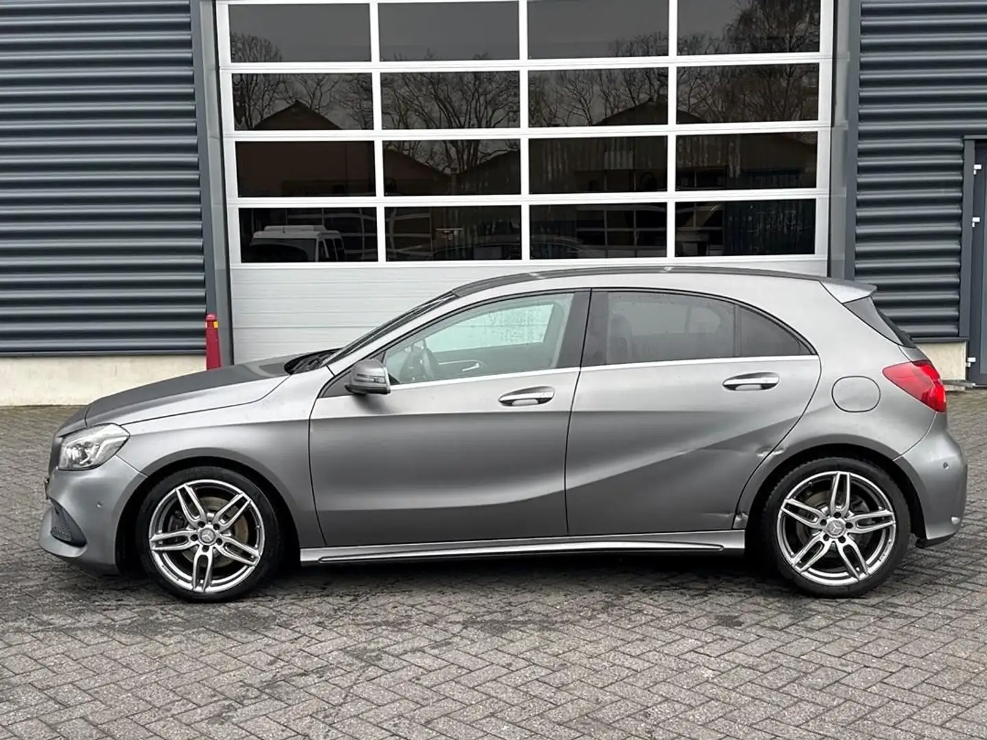 Mercedes-Benz A 220 D 4MATIC Amg, Adoptieve cruise control, camera, na Šedá - 2