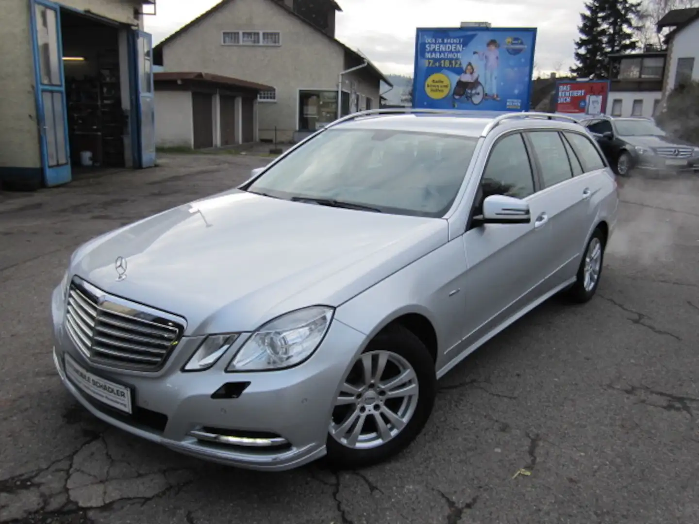 Mercedes-Benz E 200 CGI BlueEfficiency Silber - 1
