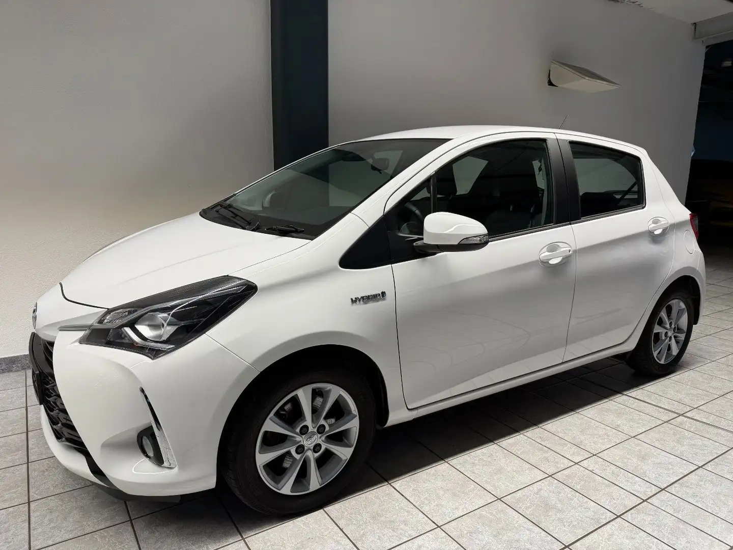 Toyota Yaris Hybrid Kamera Spurass Klima Weiß - 1