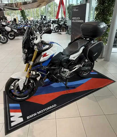 BMW F view 4