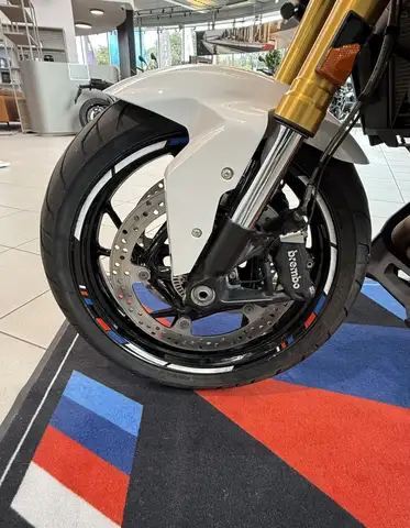 BMW F view 8
