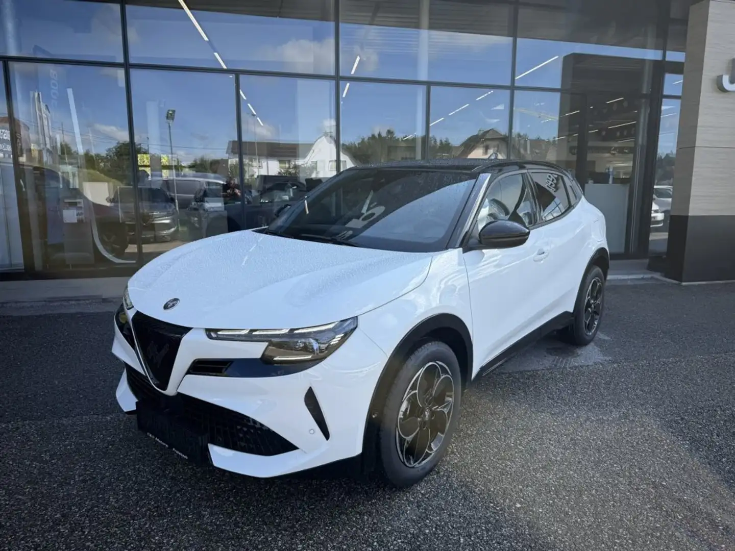 Alfa Romeo Junior Ibrida Q4 1.2 MHEV eAWD e-DCT6 Weiß - 1