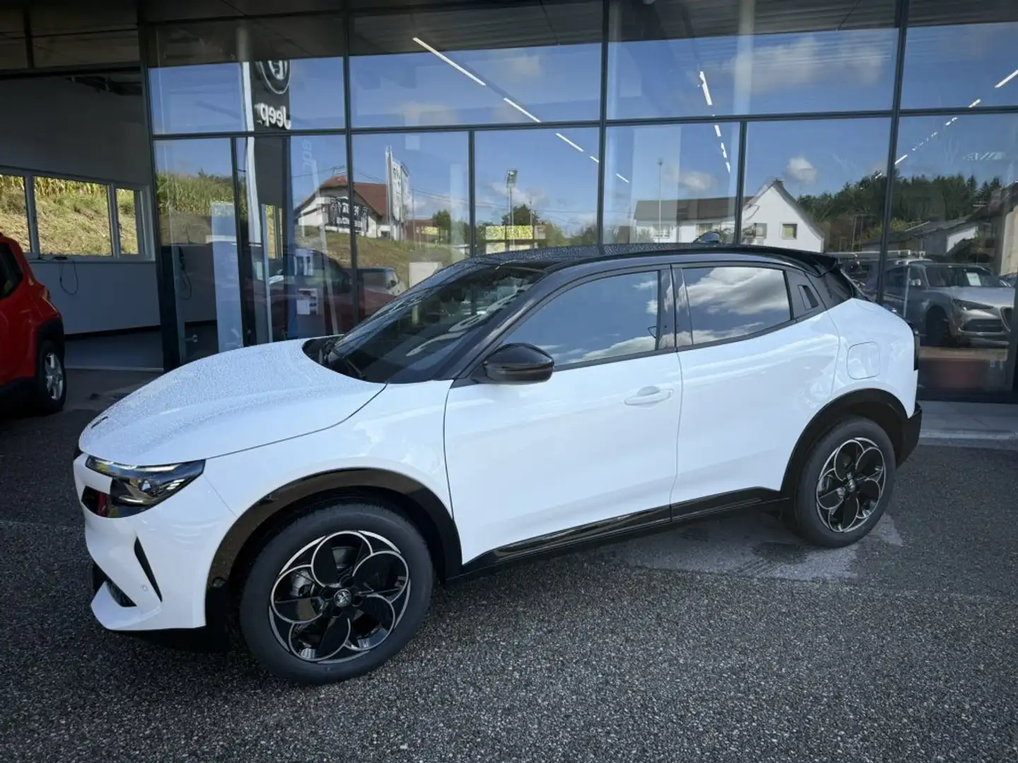 Alfa Romeo Junior Ibrida Q4 1.2 MHEV eAWD e-DCT6 Weiß - 2