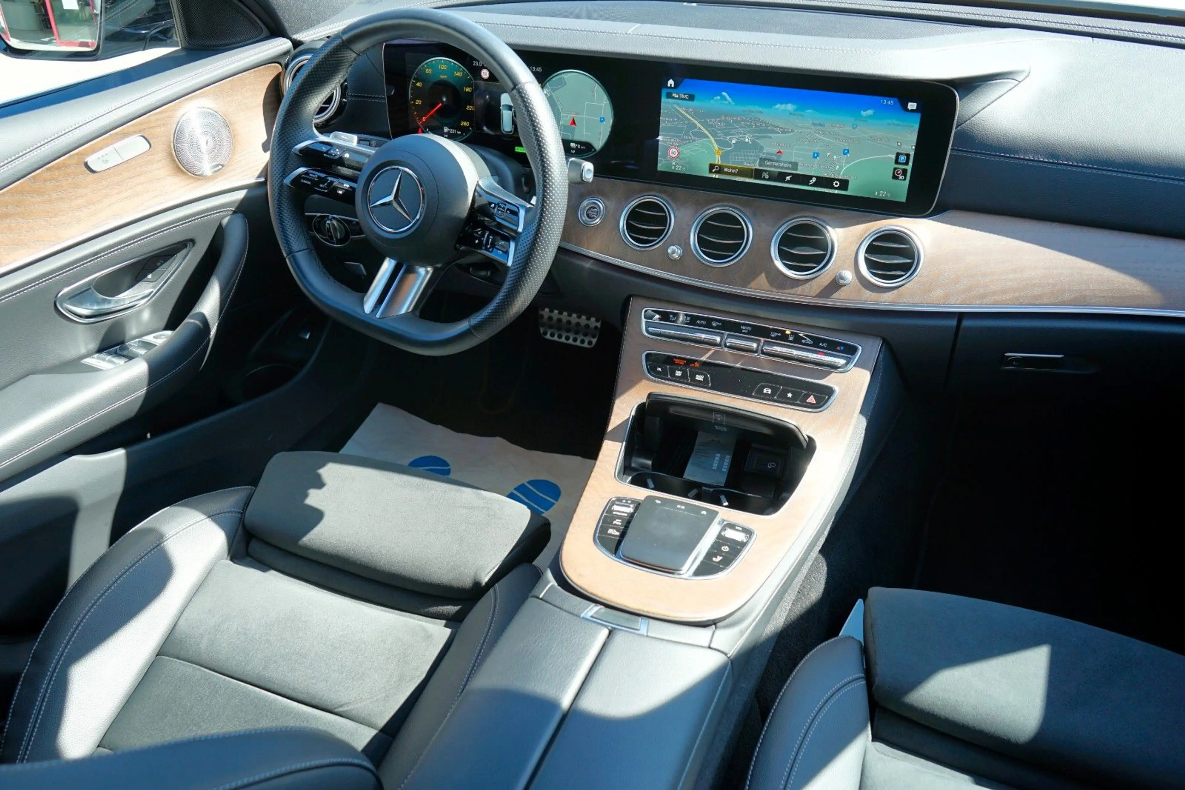 Mercedes-Benz E 300 de AMG/1.HAND/BURMESTER/ASSISTENT/AMBIENTE — photo 4