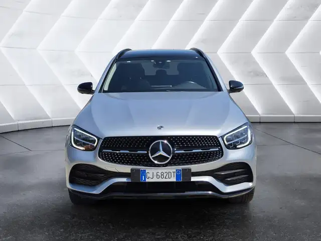 Mercedes-Benz GLC view 2