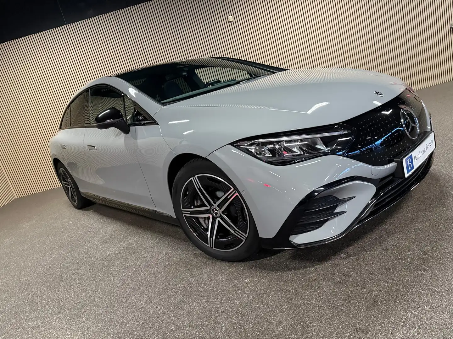 Mercedes-Benz EQE 300 AMG Styling 89 kWh-PANORAMA-NIGHT-MEMORY-ACC-CAMER Grijs - 2