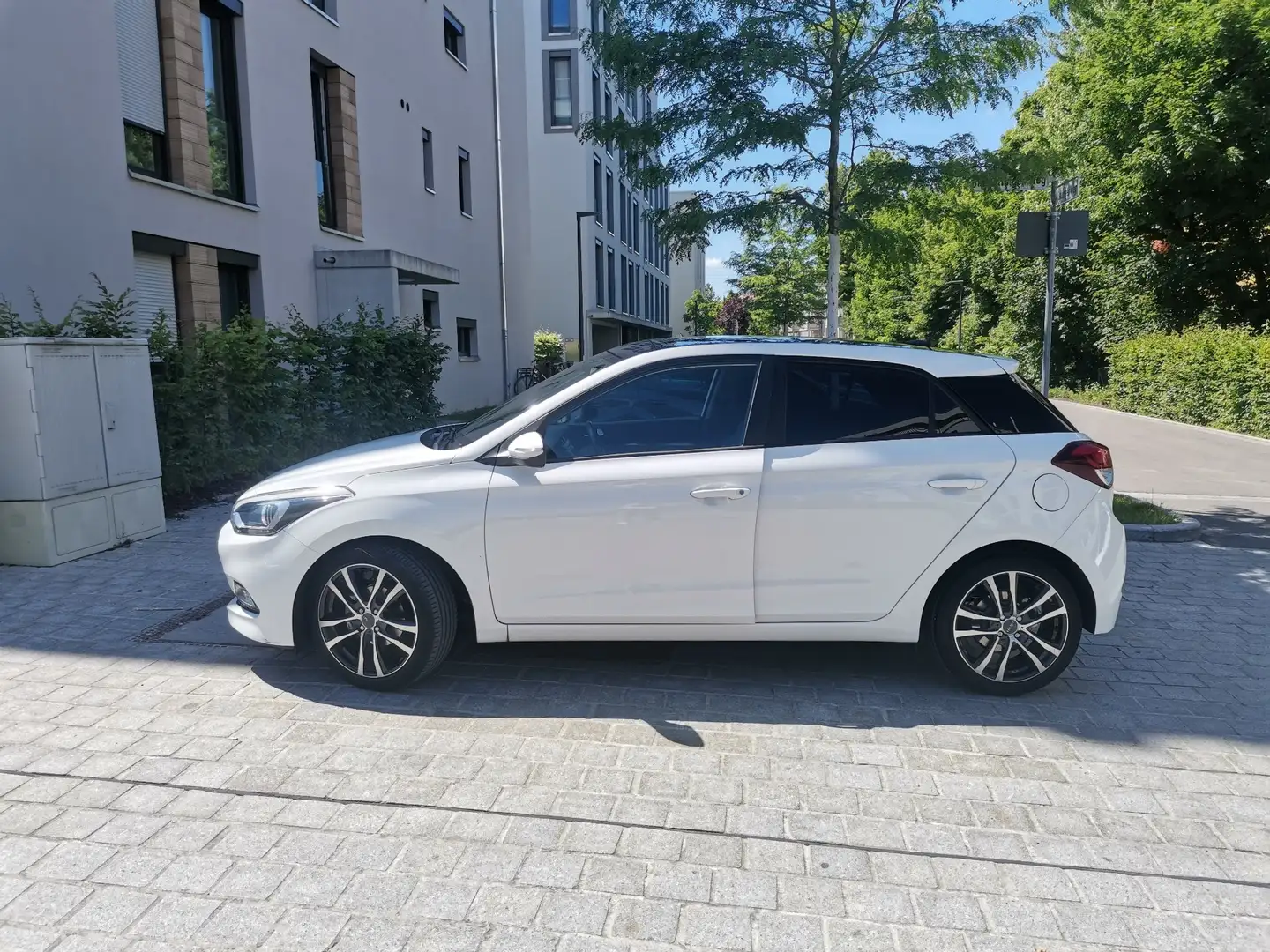 Hyundai i20 Intro Edition Bílá - 2