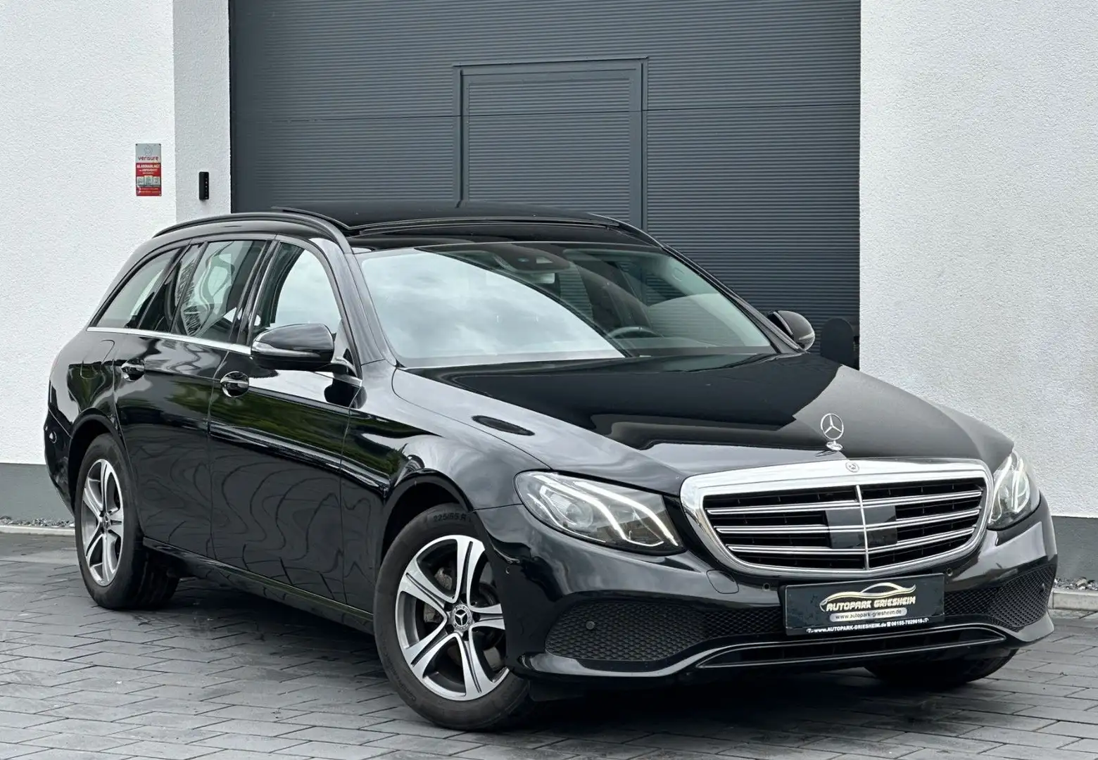 Mercedes-Benz E 300 d*9G-T*COMAND*PANO-DACH*KAMERA*LEDER*ACC+ Schwarz - 1