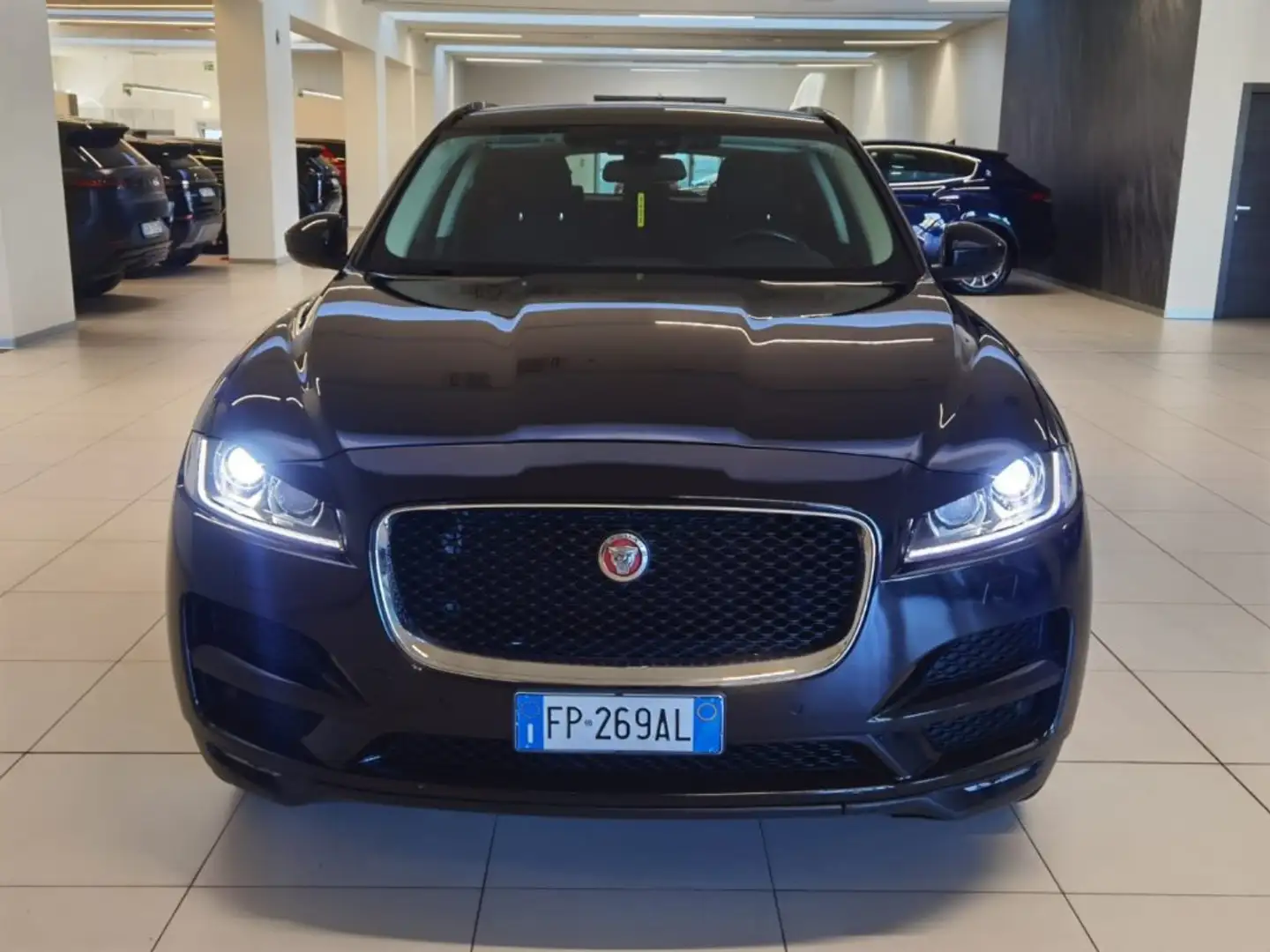 Jaguar F-Pace 2.0 D 180 CV aut. Pure Nero - 2