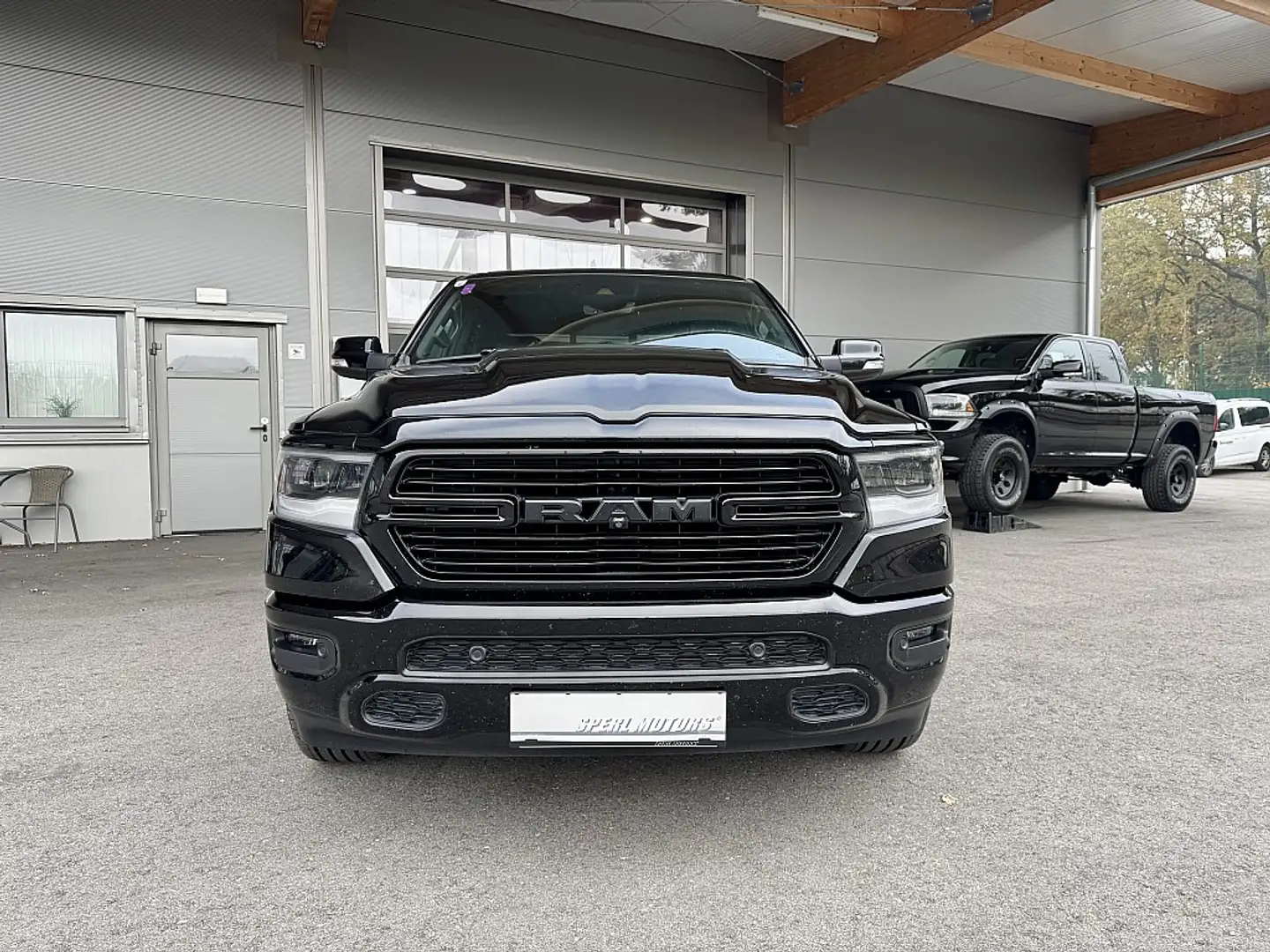 Dodge RAM RAM 1500 Crew Cab Long Bed Black Edition Zwart - 2