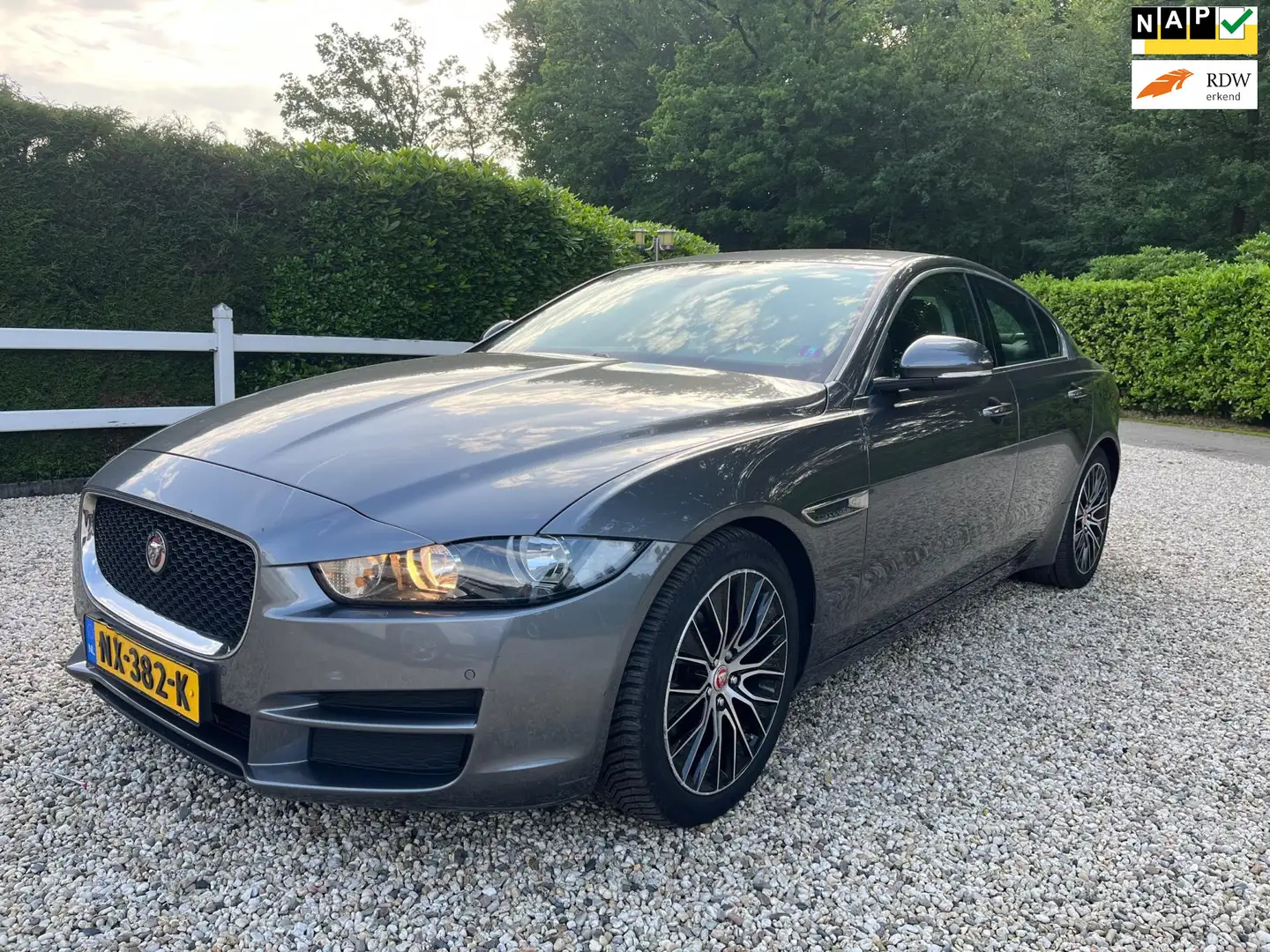 Jaguar XE 2.0 D Pure Grijs - 1