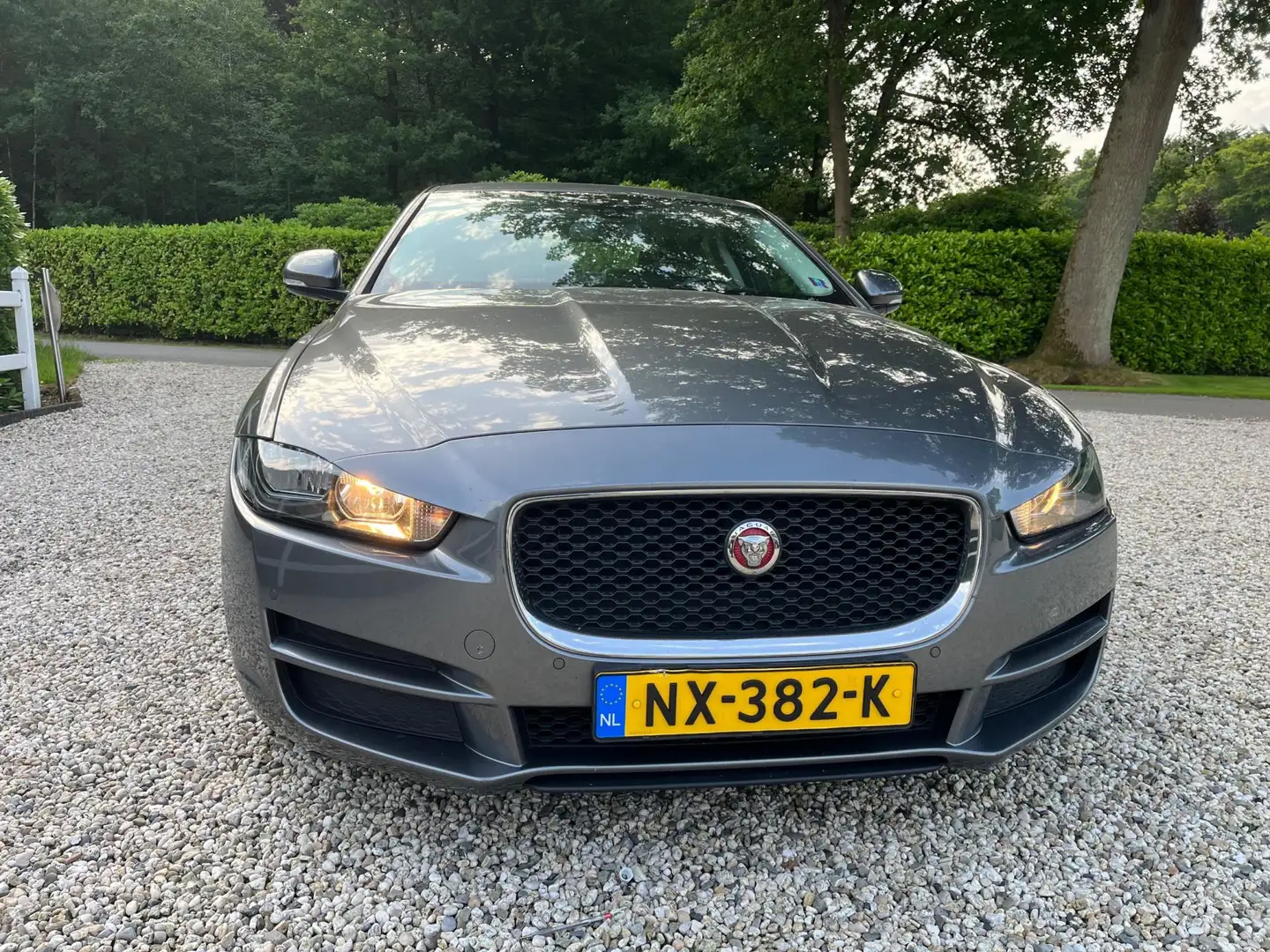 Jaguar XE 2.0 D Pure Grijs - 2