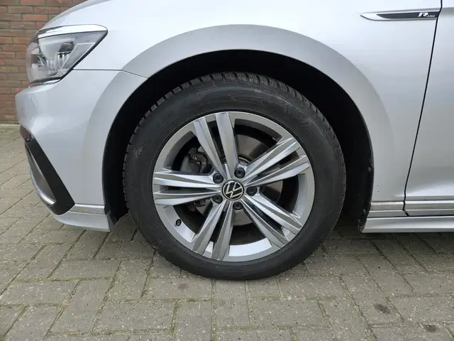 Volkswagen Passat view 4