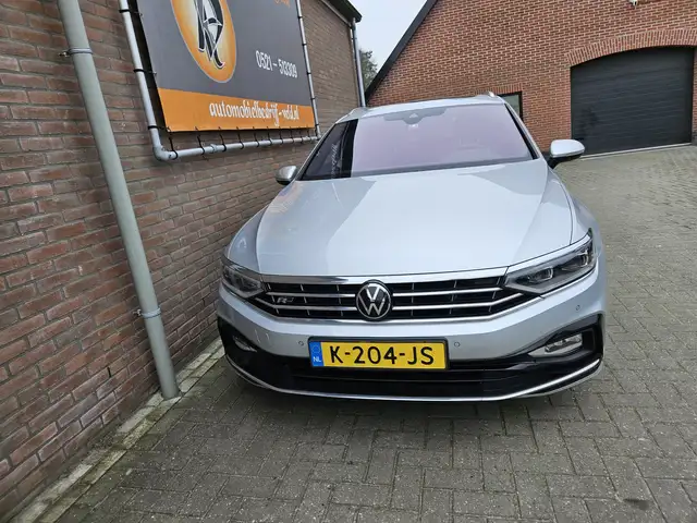 Volkswagen Passat view 2
