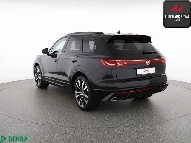 Volkswagen Touareg view 3