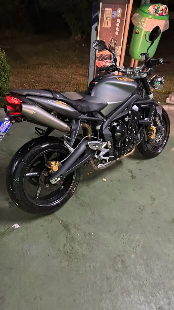 Triumph Street Triple R - 1