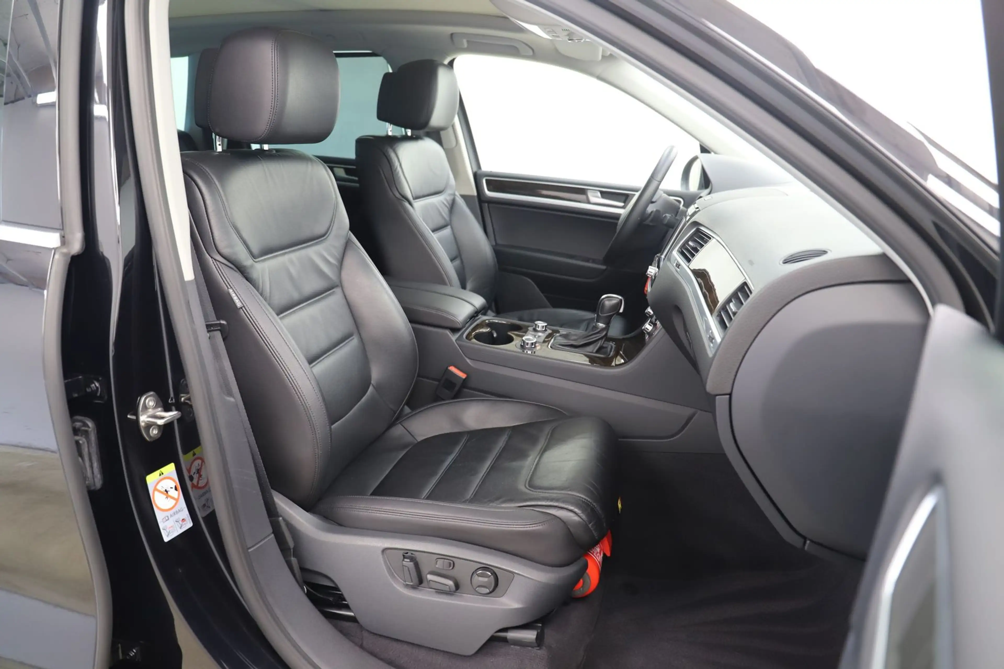 Volkswagen Touareg 3.0TDI V6 245PS 4M BMT R Line Pano 1Hand — photo 10
