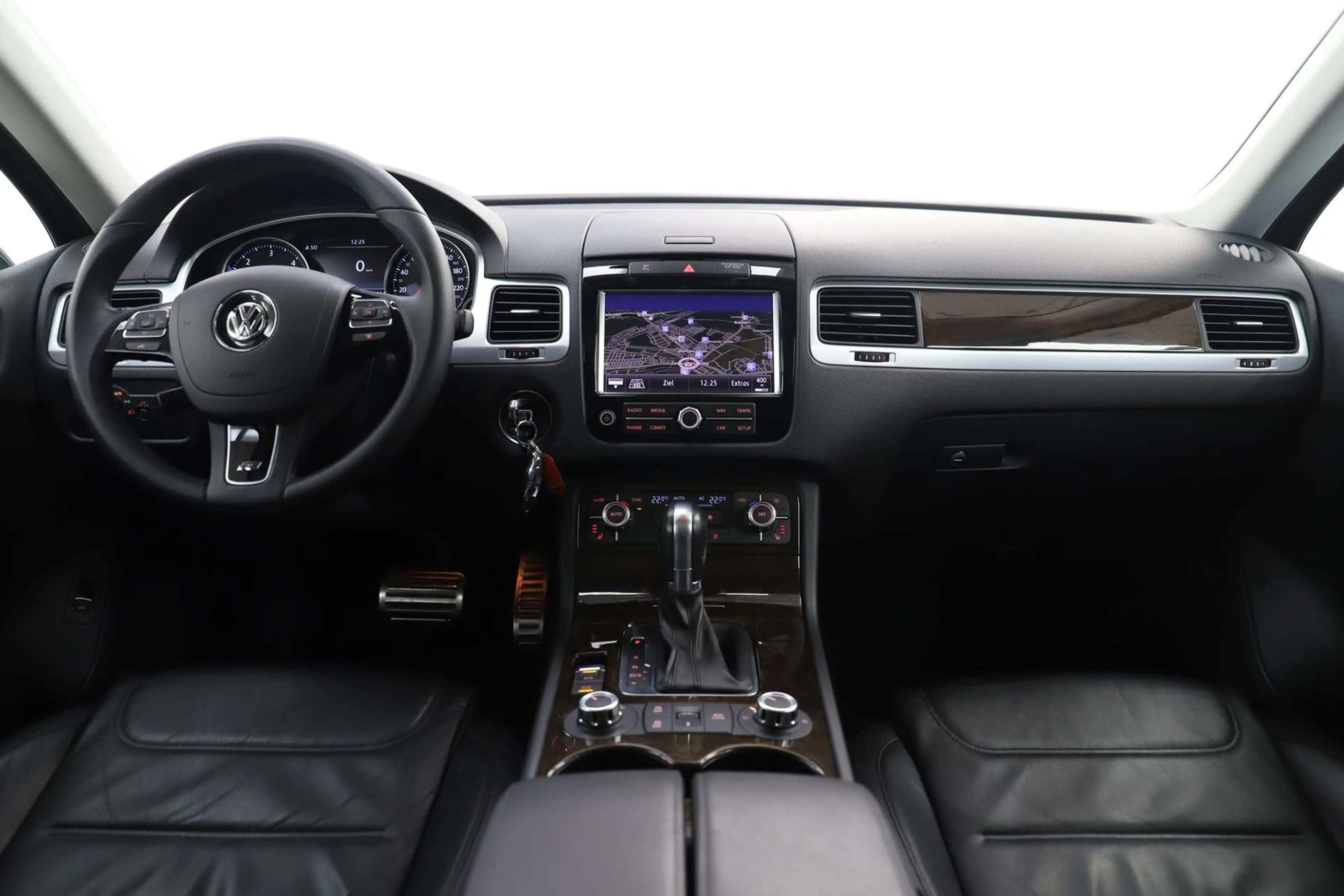 Volkswagen Touareg 3.0TDI V6 245PS 4M BMT R Line Pano 1Hand — photo 14