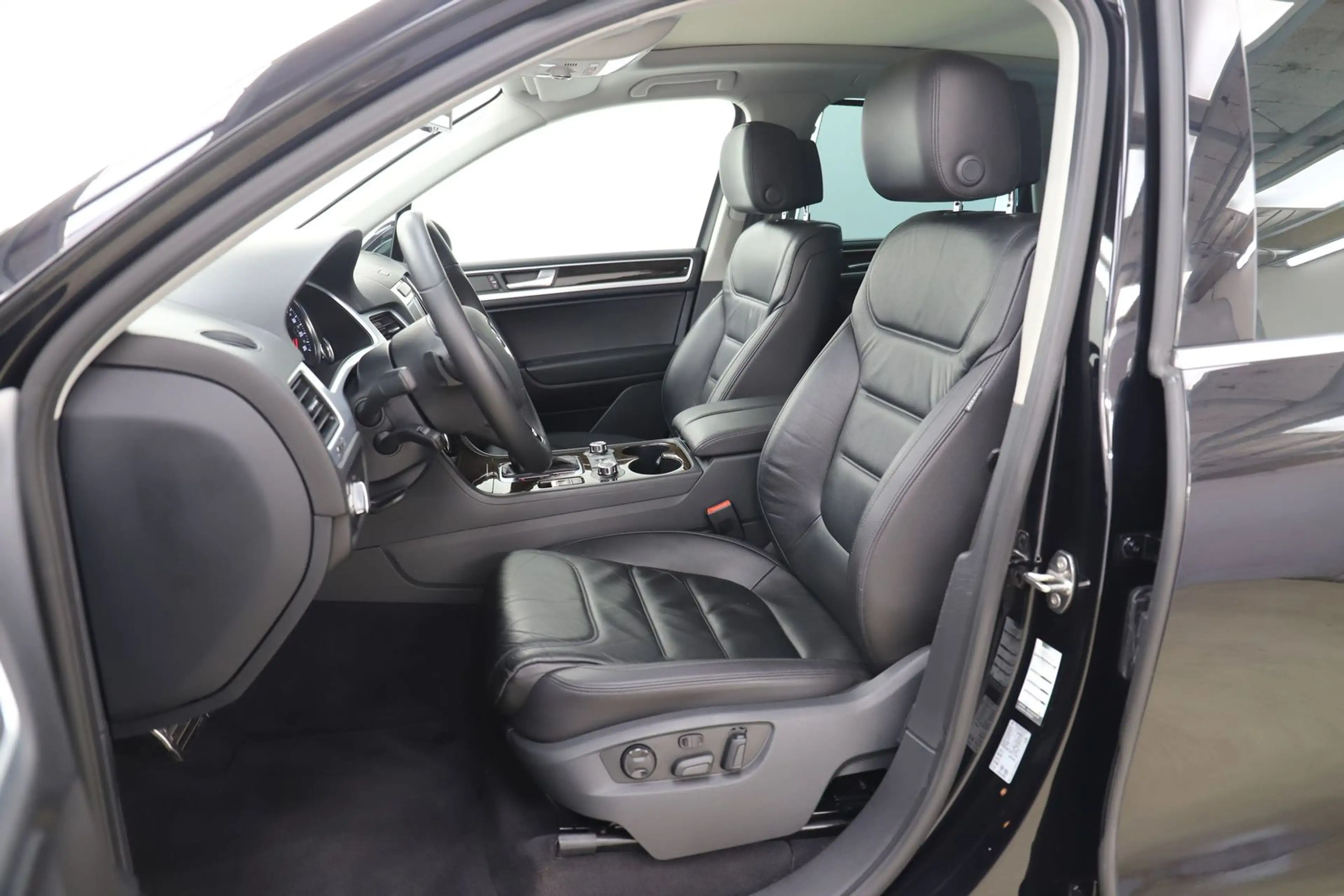 Volkswagen Touareg 3.0TDI V6 245PS 4M BMT R Line Pano 1Hand — photo 9