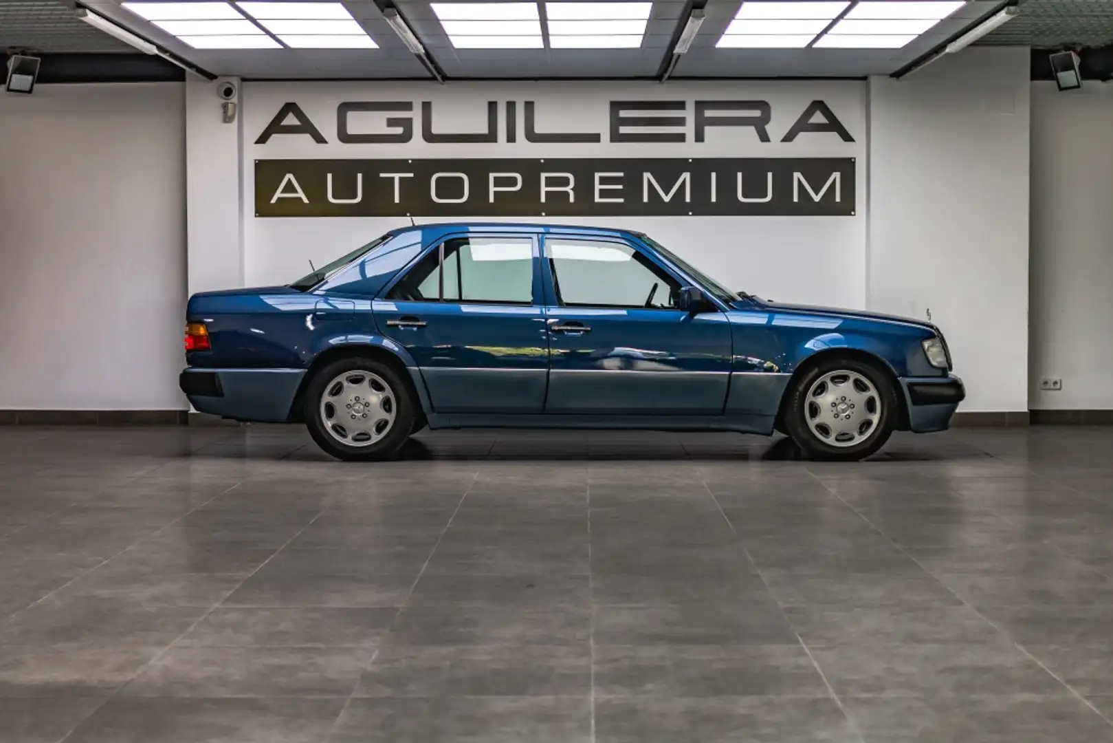 Mercedes-Benz MERCEDES-BENZ Clase E Berlina  Automático de 5 Pu Bleu - 2
