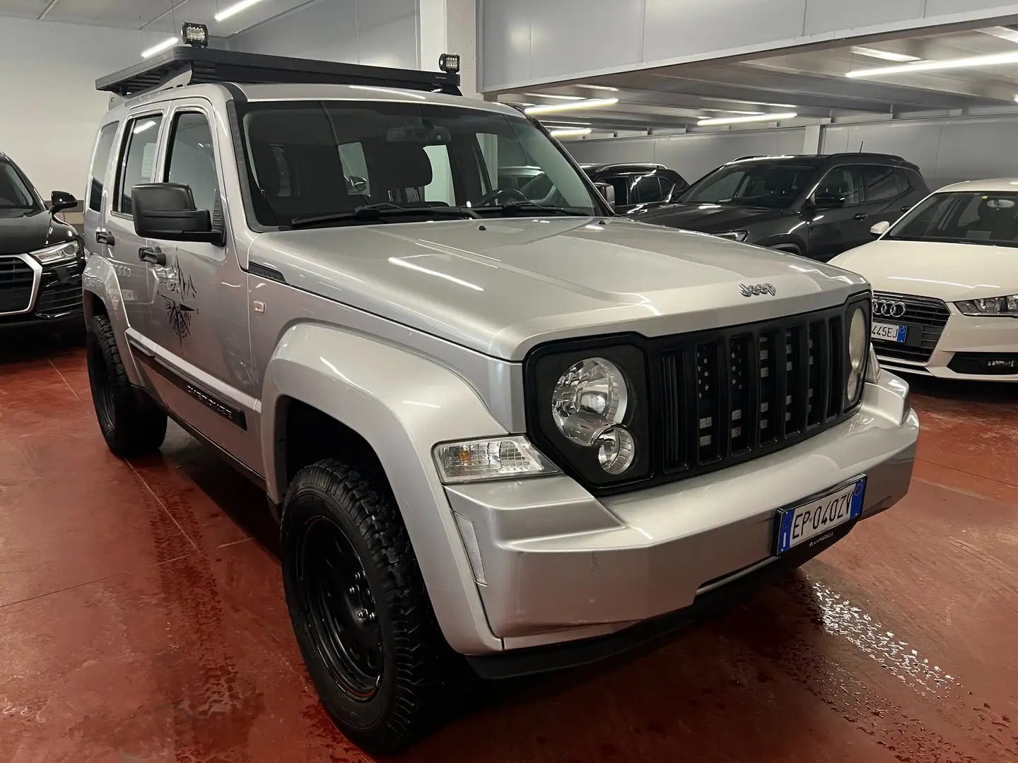 Jeep Cherokee Cherokee 2.8 crd A/T Серебристый - 1