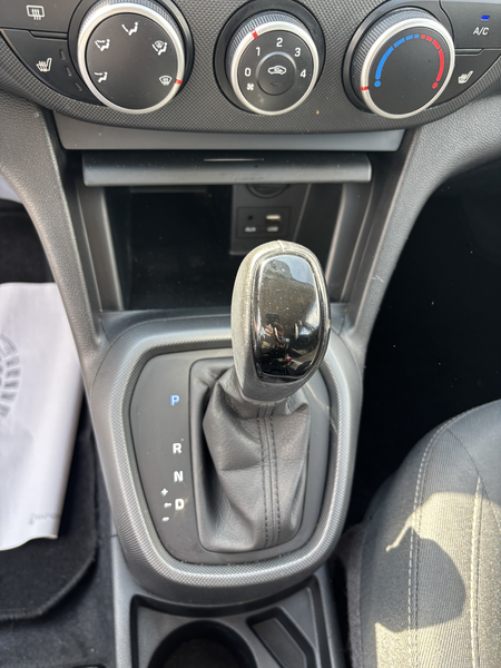 Hyundai i10 i10 1.2 Automatik Navi Sitzh PDC 1.Hand — photo 10