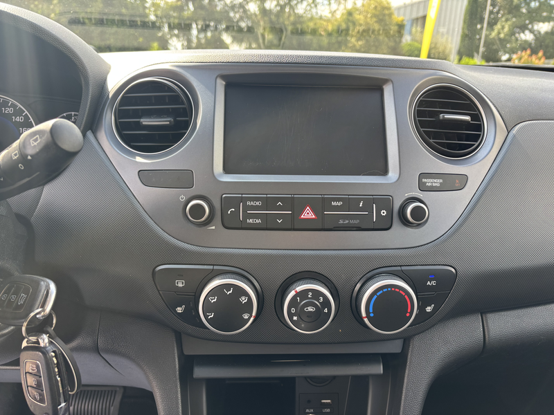 Hyundai i10 i10 1.2 Automatik Navi Sitzh PDC 1.Hand — photo 12