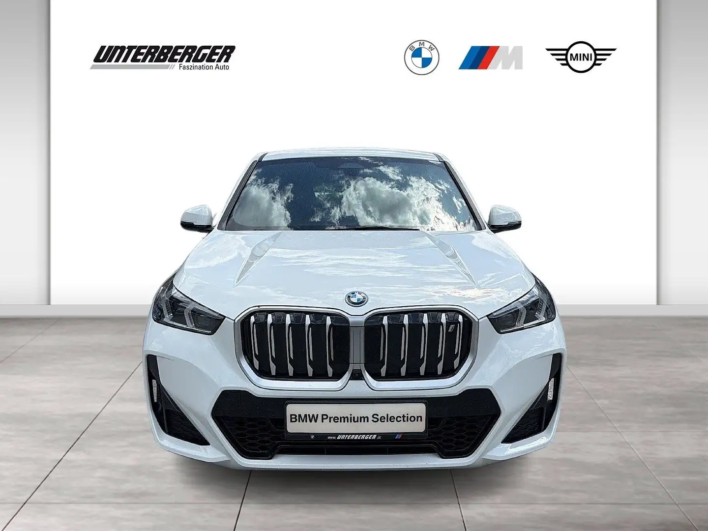BMW iX1 xDrive30 M Sportpaket | Innovations Paket Weiß - 2