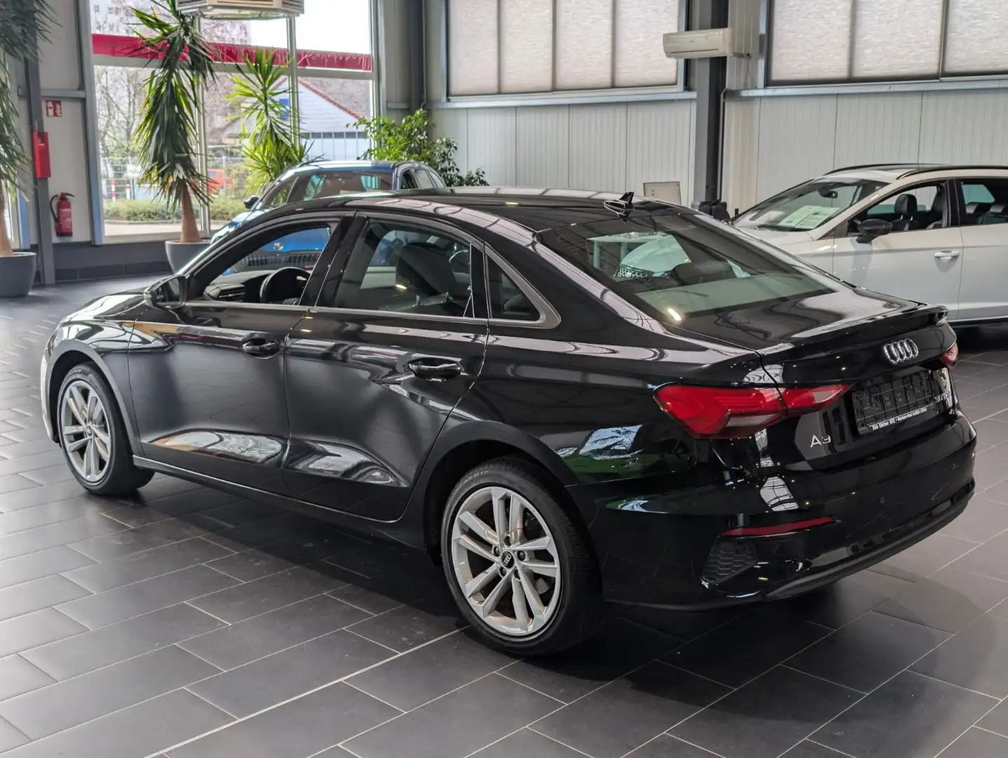 Audi A3 30 TFSI Limousine S tronic 8-fach Schwarz - 2