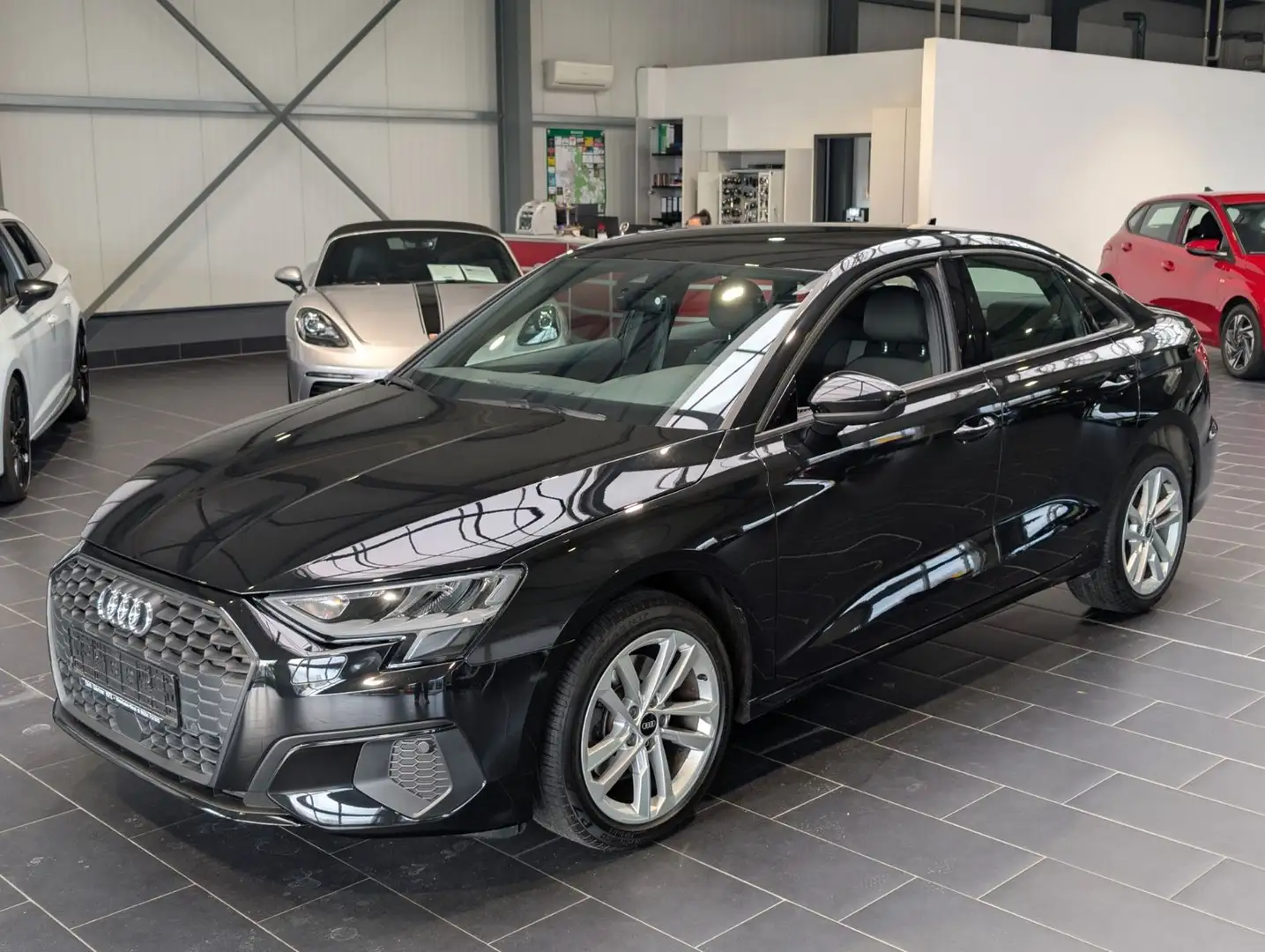 Audi A3 30 TFSI Limousine S tronic 8-fach Schwarz - 1