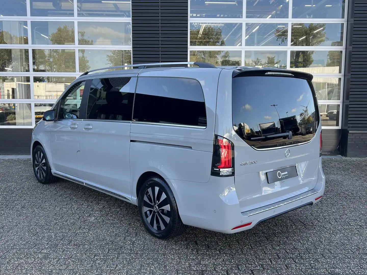 Mercedes-Benz EQV 300 L2 Avantgarde 90 kWh Mercedes-Benz EQV 300 L2 300 Grau - 2