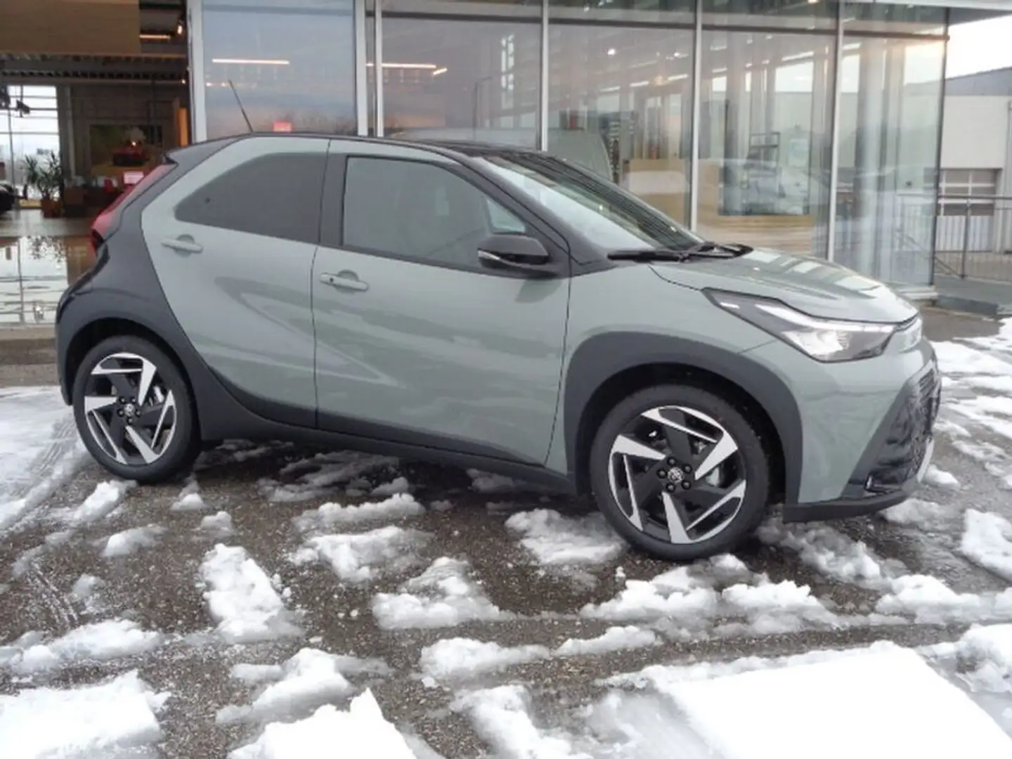 Toyota Aygo X 1,5 Hybrid Lounge *NEU* Grün - 2