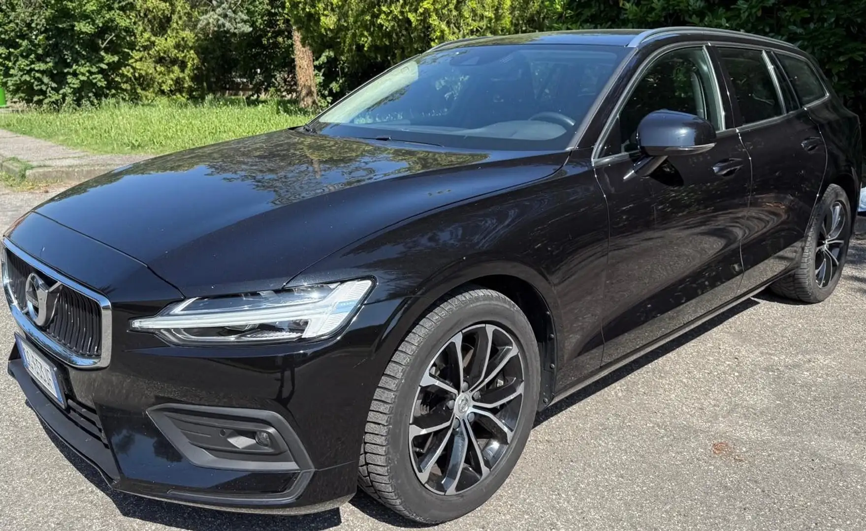 Volvo V60 B4 (d) Geartronic Momentum Business Pro Noir - 1
