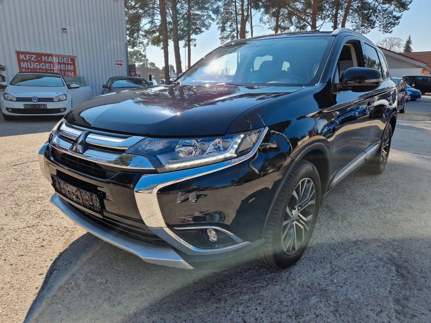 Mitsubishi Outlander OUTLANDER 2.2Di-D 4x4 KLiMA NAVi RFK SD 7SiTZER Schwarz - 1