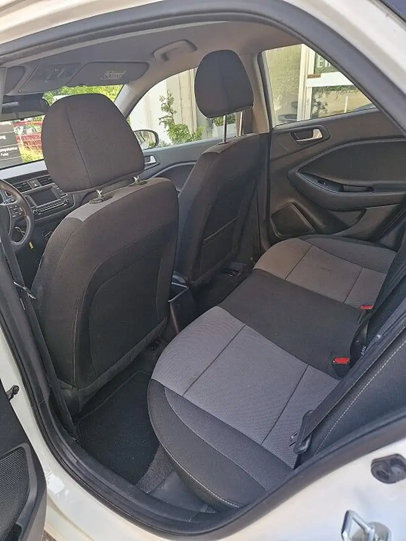 Hyundai i20 1,2 PDC Klima ZV mit FB Weiß - 2