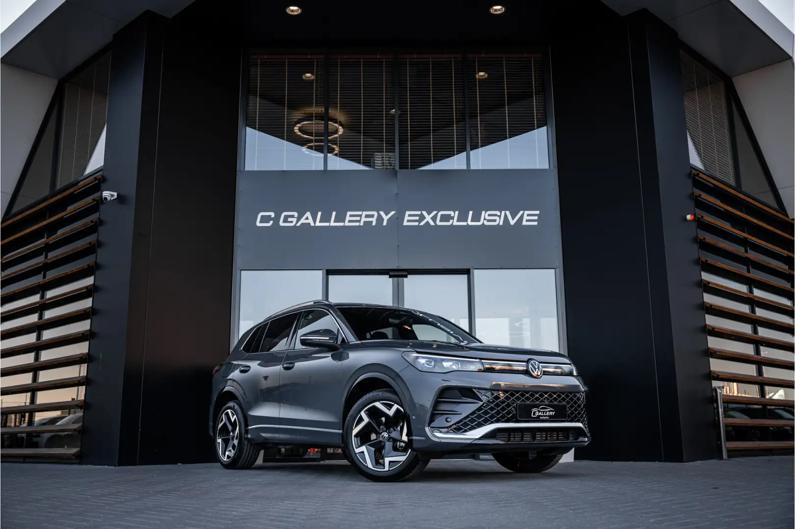Volkswagen Tiguan 1.5 eTSI R-Line Edition - R Line | Elek. Trekhaak Grijs - 1