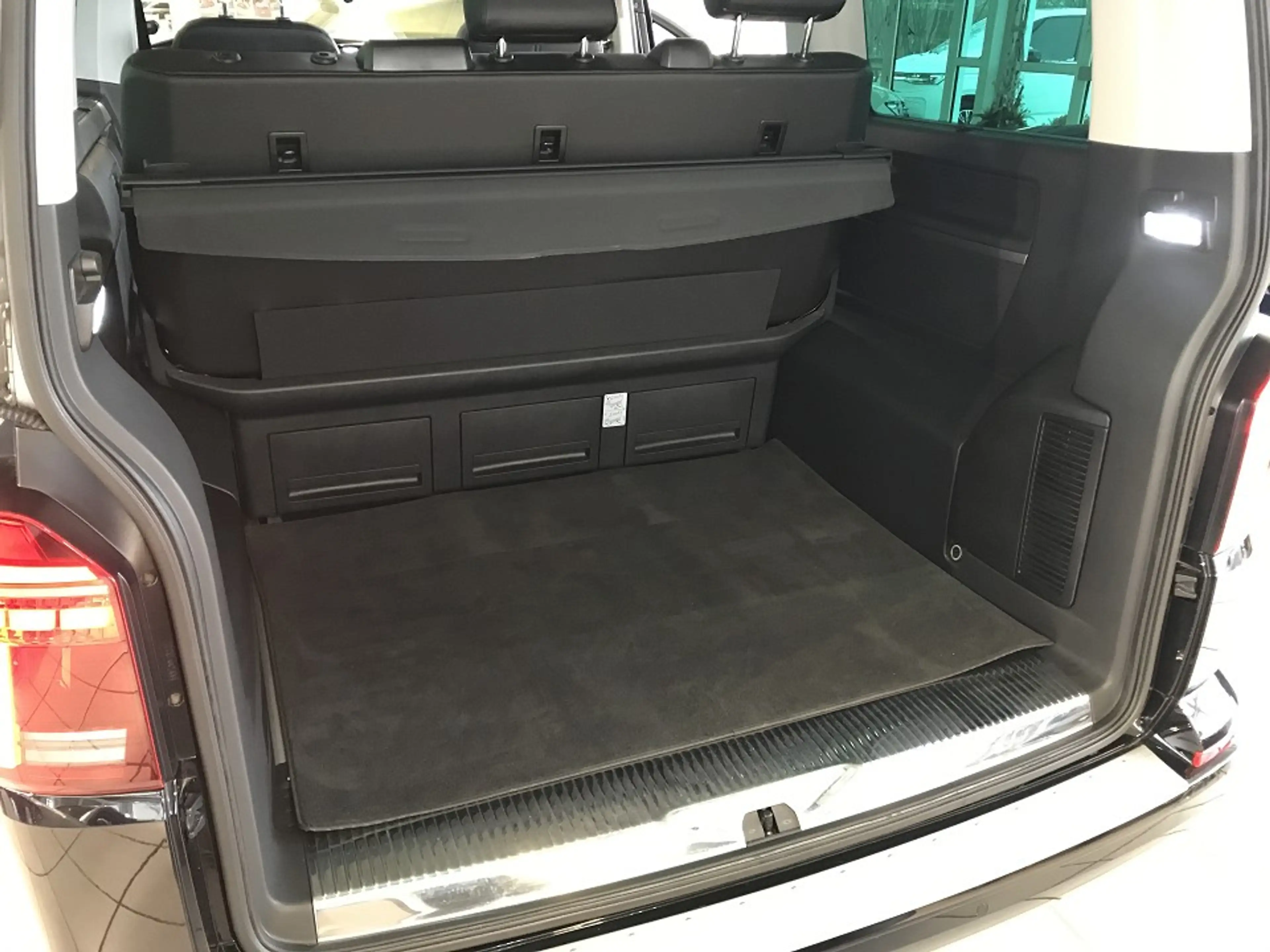 Volkswagen T6.1 Multivan 2.0 TDI 4Motion DSG Generation Six — photo 12