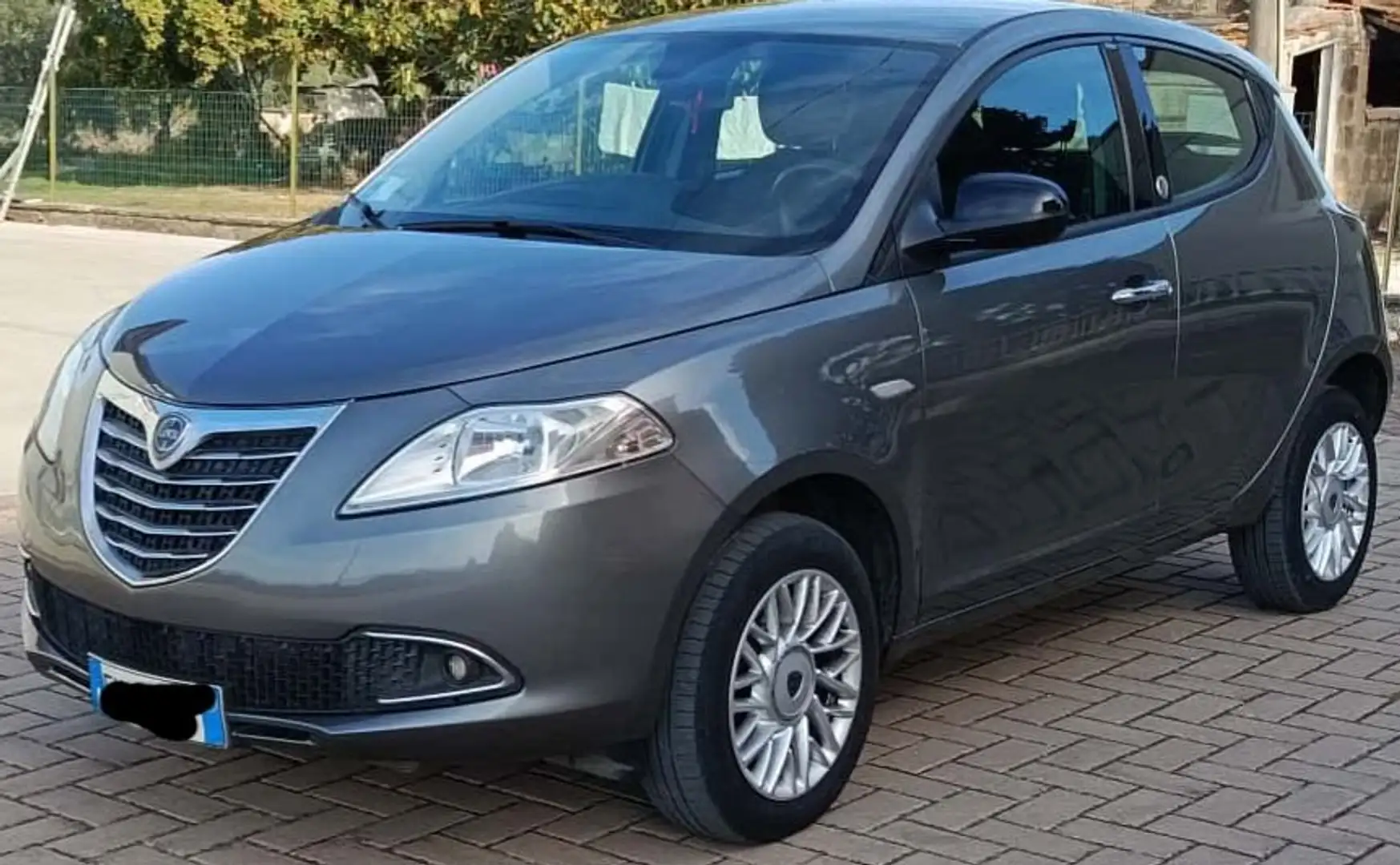Lancia Ypsilon Ypsilon III 0.9 t.air Silver ecochic metano 80CV Grigio - 1