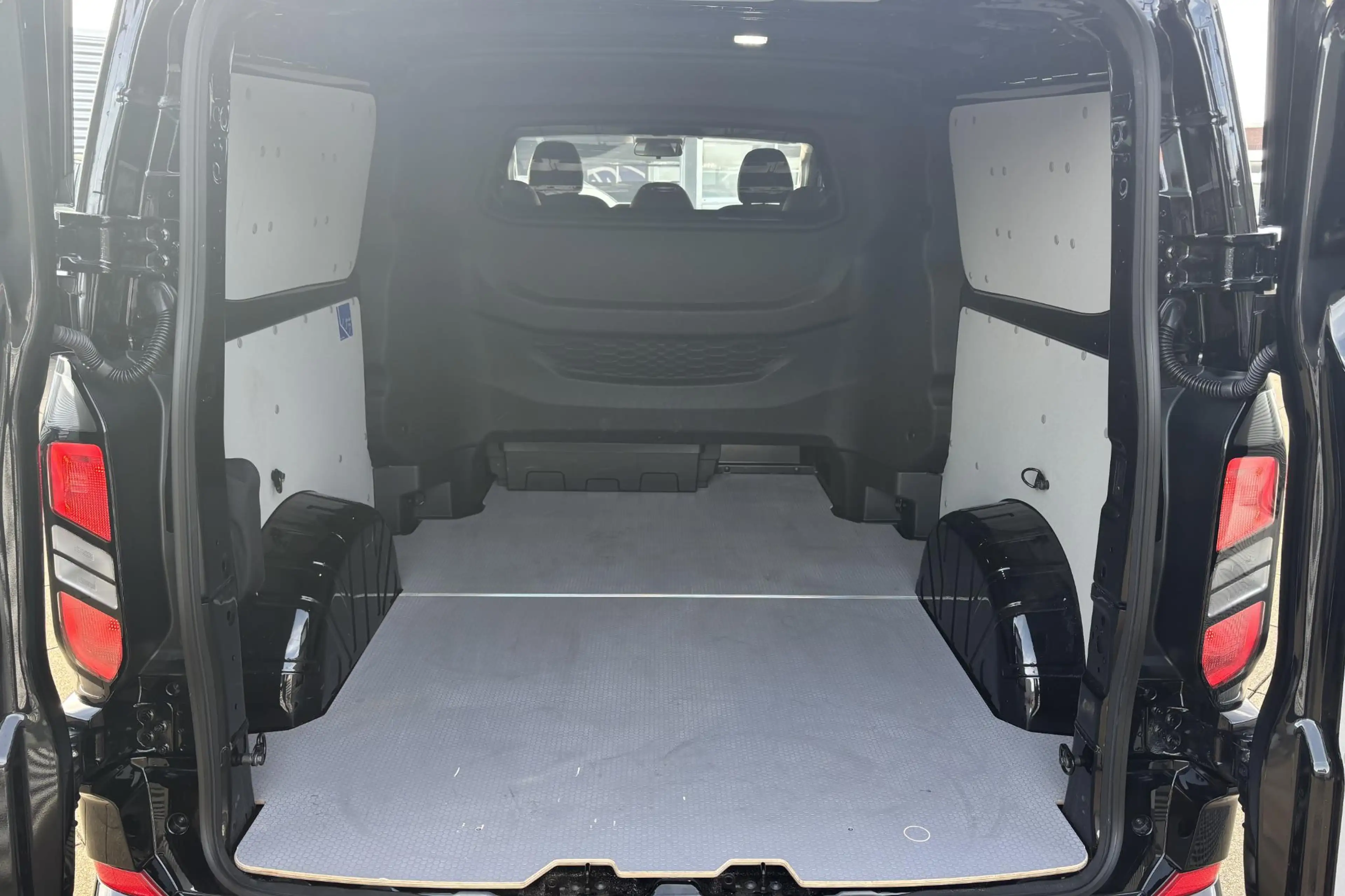 Ford Transit Custom 320 2.5 PHEV L2H1 Sport — photo 8
