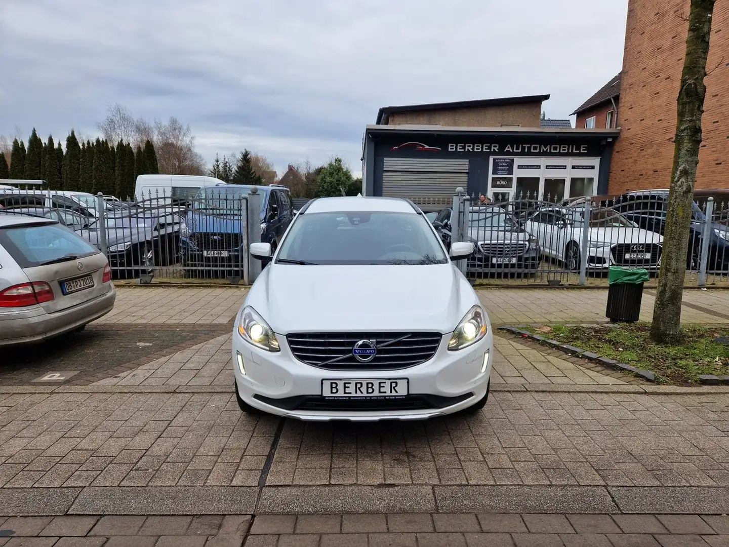 Volvo XC60 Momentum D4 2WD*NAVI*XENON*KAMERA*PDC*AHK* Weiß - 2