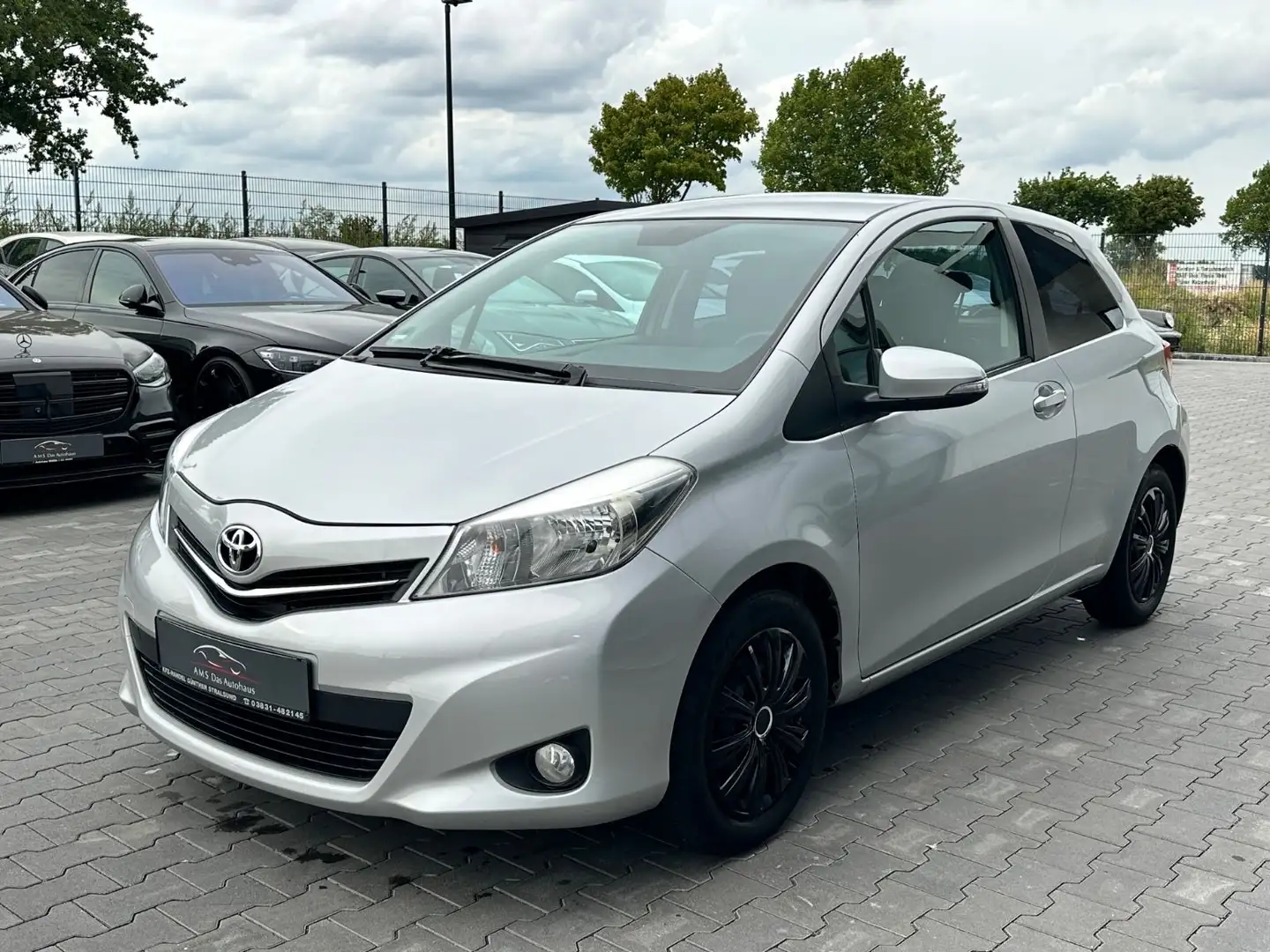 Toyota Yaris Life Klima Navi PDC Kamera Silber - 1