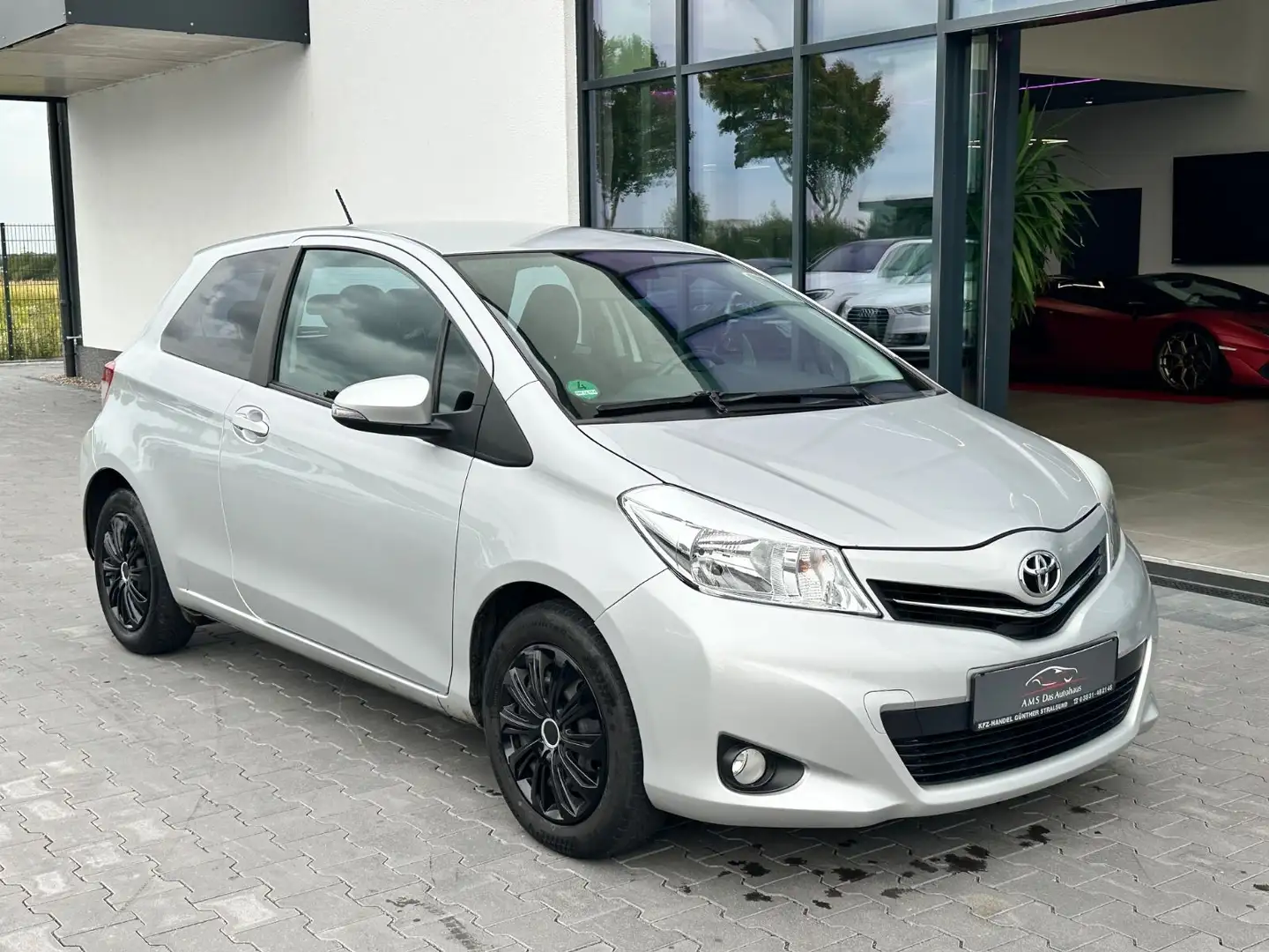 Toyota Yaris Life Klima Navi PDC Kamera Silber - 2