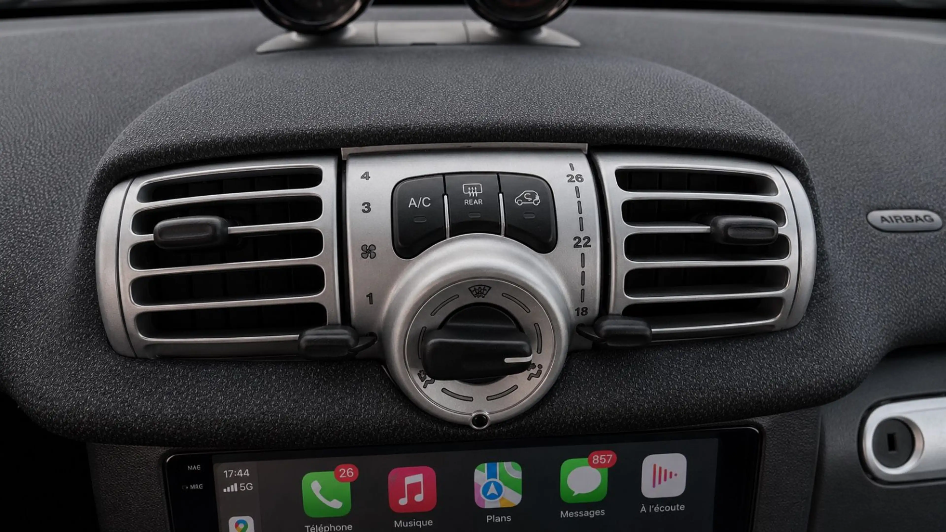 smart forTwo 71PS*SERVO * PANO * CARPLAY * SHZ * KLIMA — photo 15