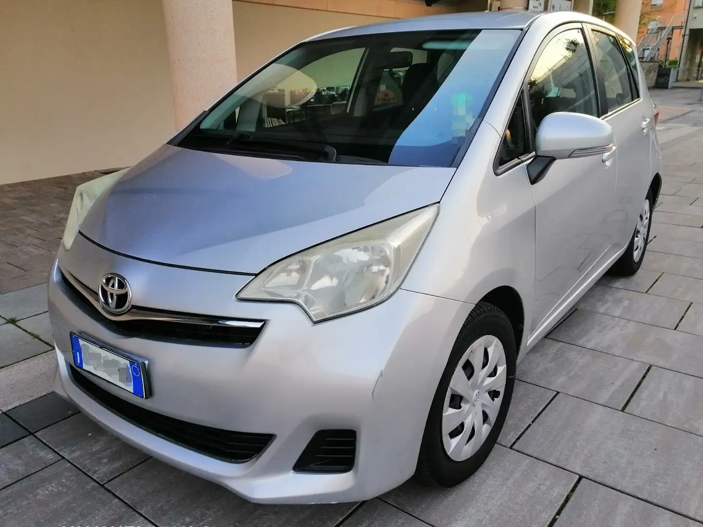 Toyota Verso-S 1.3 Active (mt) Silber - 1
