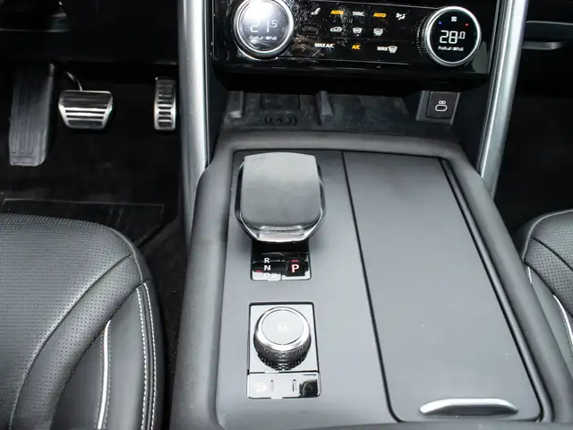 Land Rover Discovery view 14