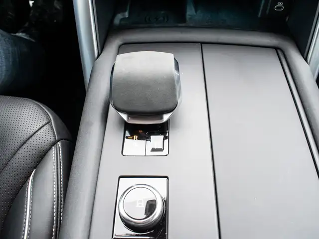 Land Rover Discovery view 8