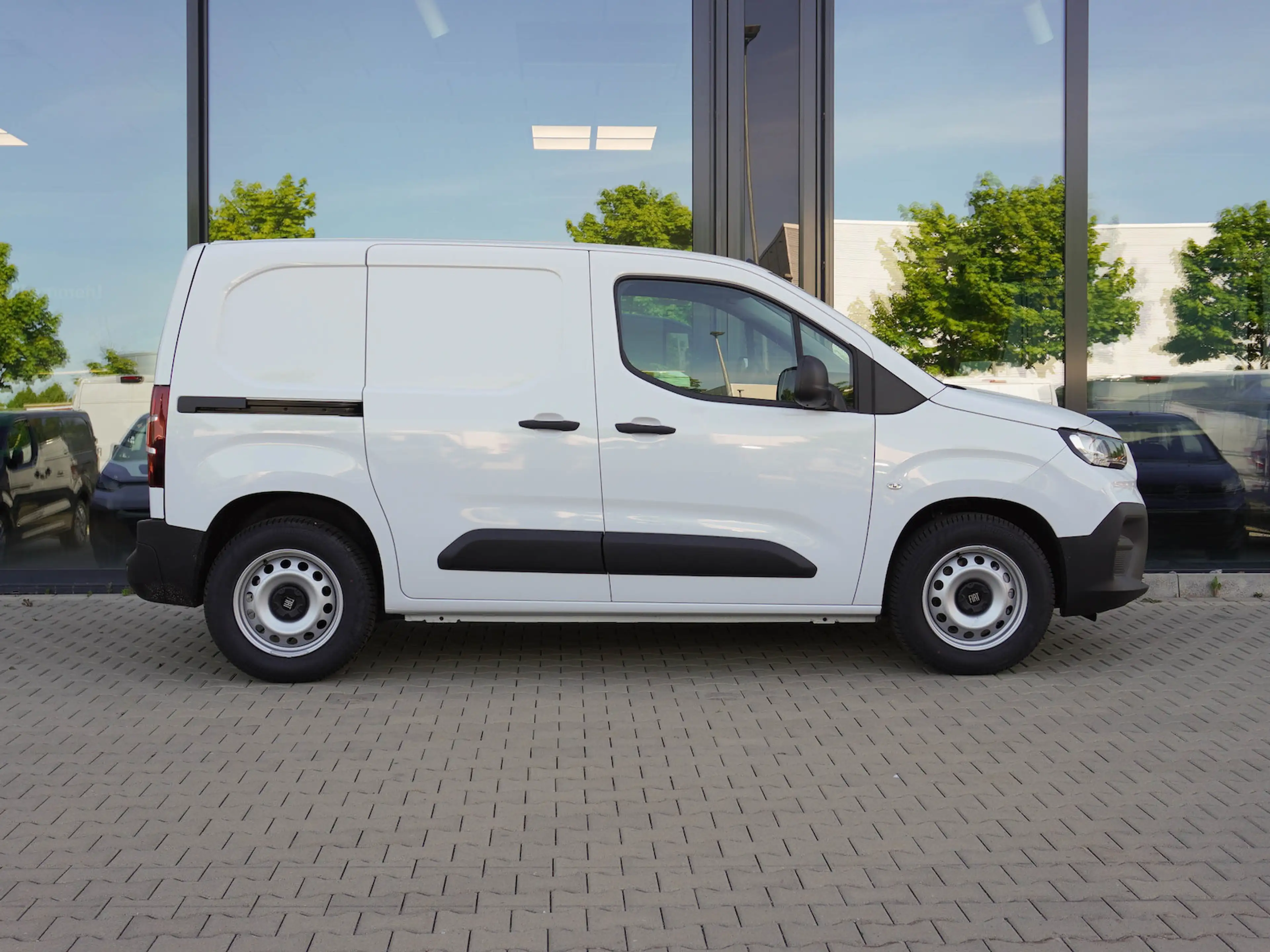 Fiat E-Doblo 3-Sitzer + Allwetterreifen + Kamera — photo 3
