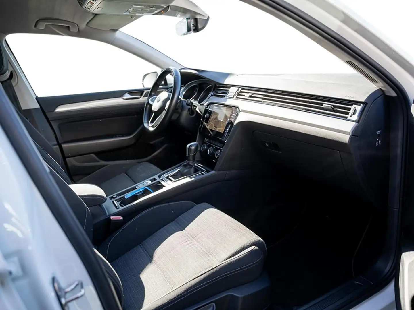 Volkswagen Passat Variant 1.5 TSI Business DSG AHK NAVI Weiß - 2