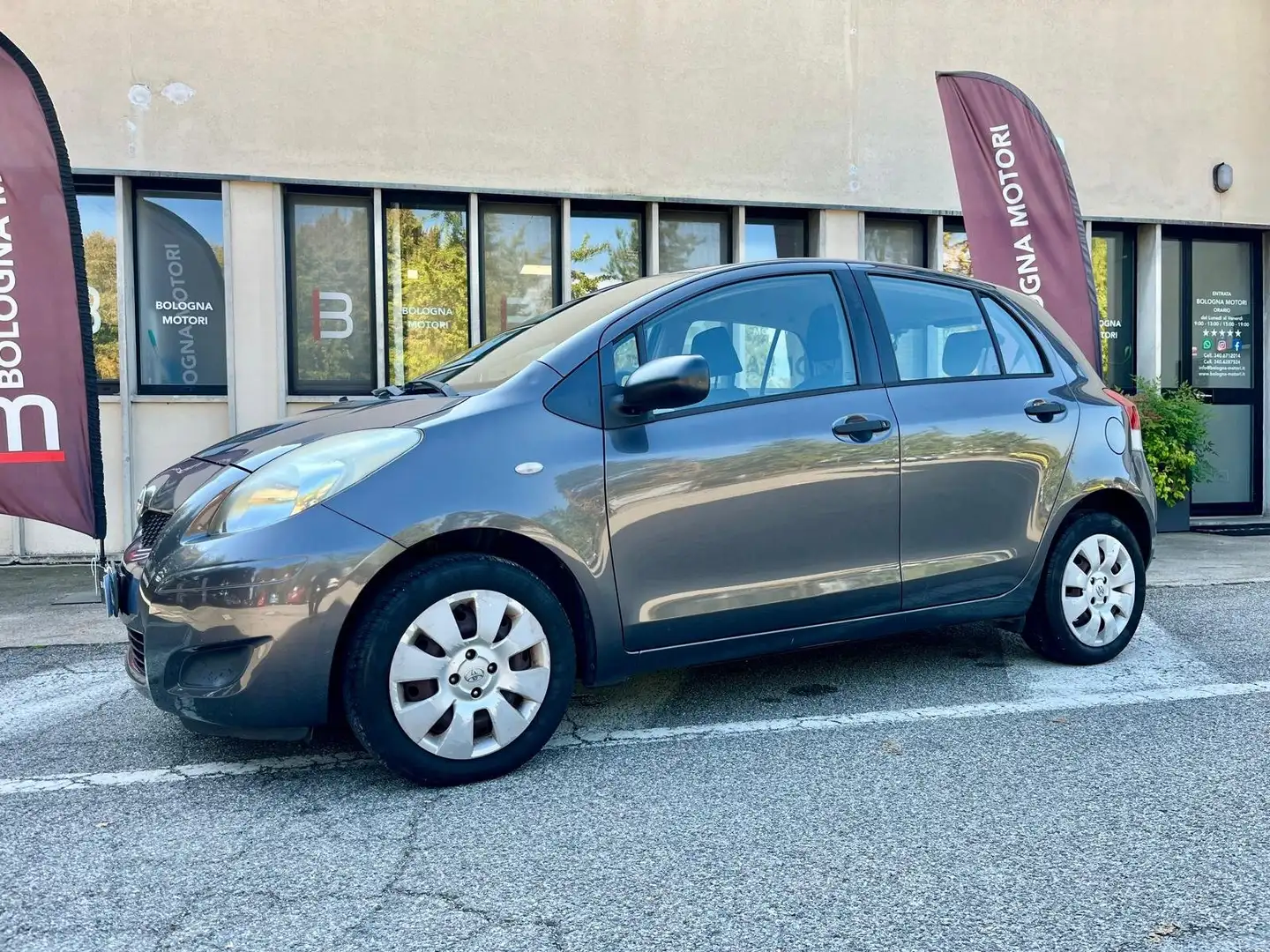 Toyota Yaris Gris - 1
